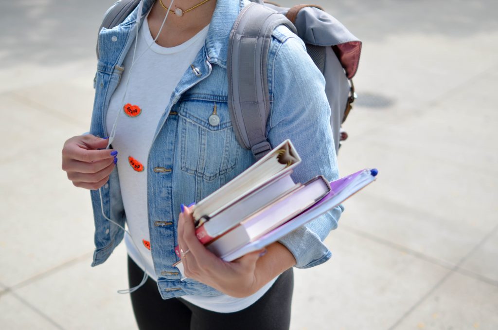 Rentrée scolaire : élève avec livre